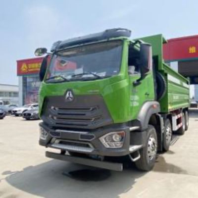 Dobra cena. Wykorzystany ciężarówka do zrzucania odpadów Sinotruk HOWO NX 8x4 50 ton z pryszczem i zbiornikiem paliwa 400L w Internecie