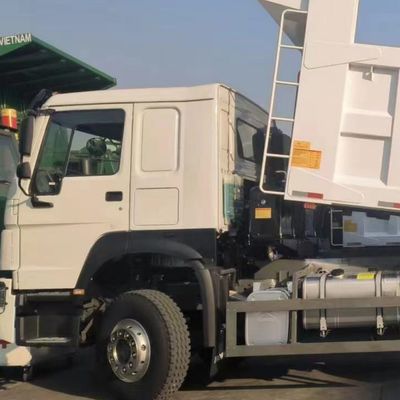 Dobra cena. 10 kół Pojemność 25-30 ton HOWO 6X4 Pojazd z ciężarówką do zbiornika paliwa 300L 5600X2300X1500 Opona 7.00r16 6+1 Opona zapasowa Dostosowywalna Lewa i Prawa Jazda w Internecie